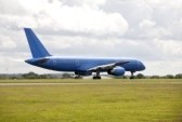 5269584-azules-grandes-aviones-de-pasajeros-en-la-pista-para-despegar