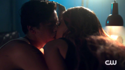 RD-Caps-2x05-When-a-Stranger-Calls-152-Jughead-Toni-kiss-0