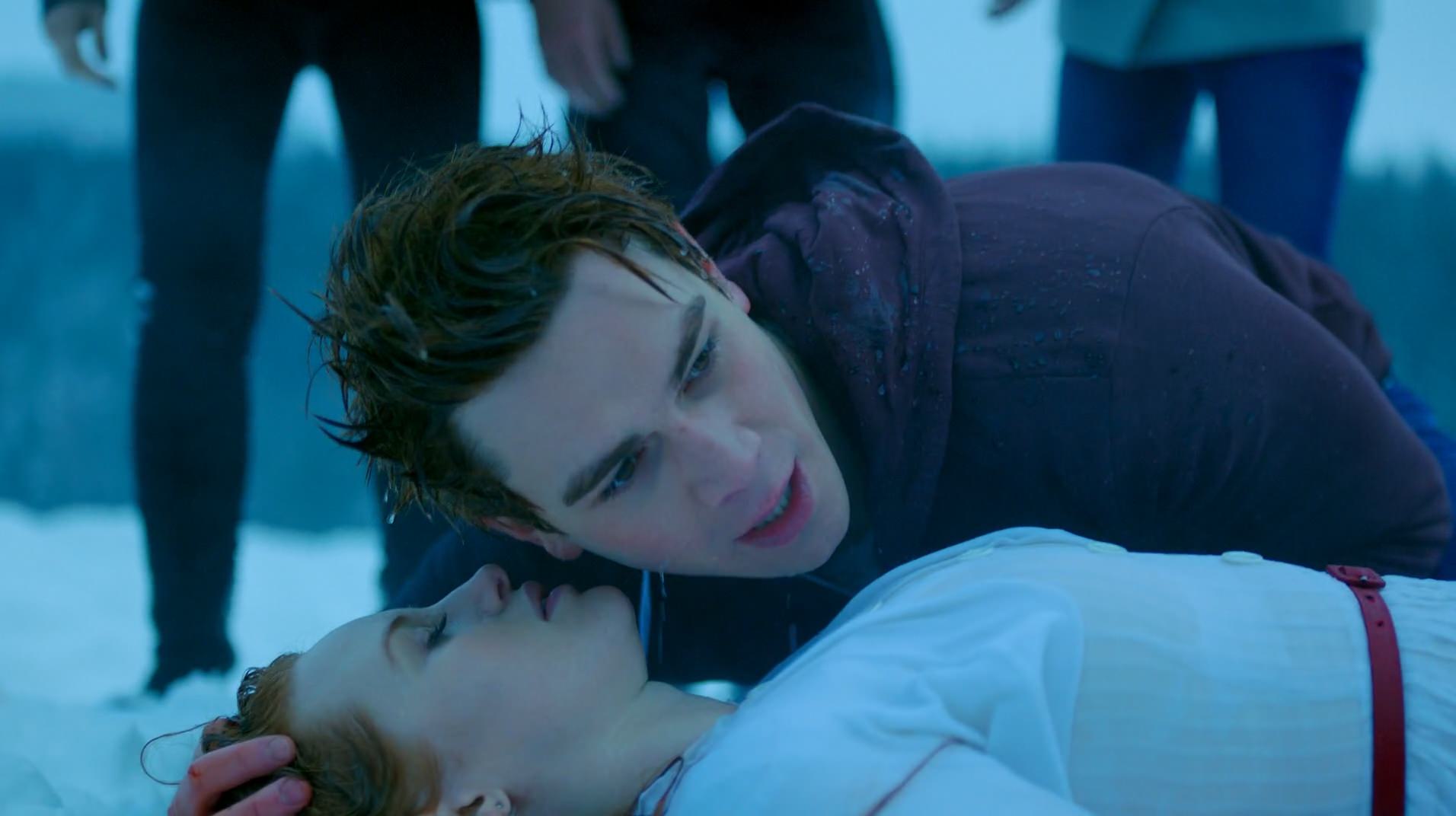 Riverdale Saison 1 Episode 13 Image - Season 1 Episode 13 The Sweet Hereafter Archie CPR Cheryl.jpg