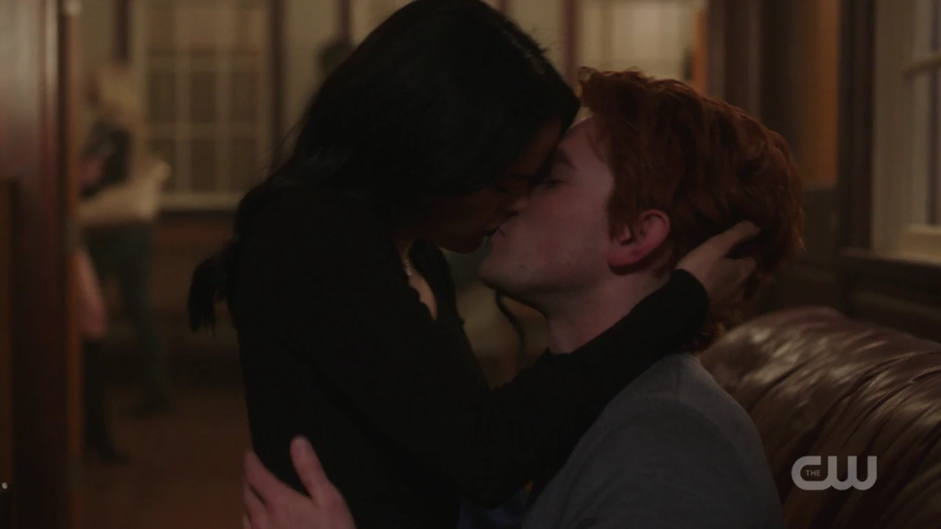 Image RDCaps2x08HouseoftheDevil02VeronicaArchiekissing.png