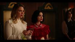 KK-Caps-1x10-Gloria-33-Amanda-Katy