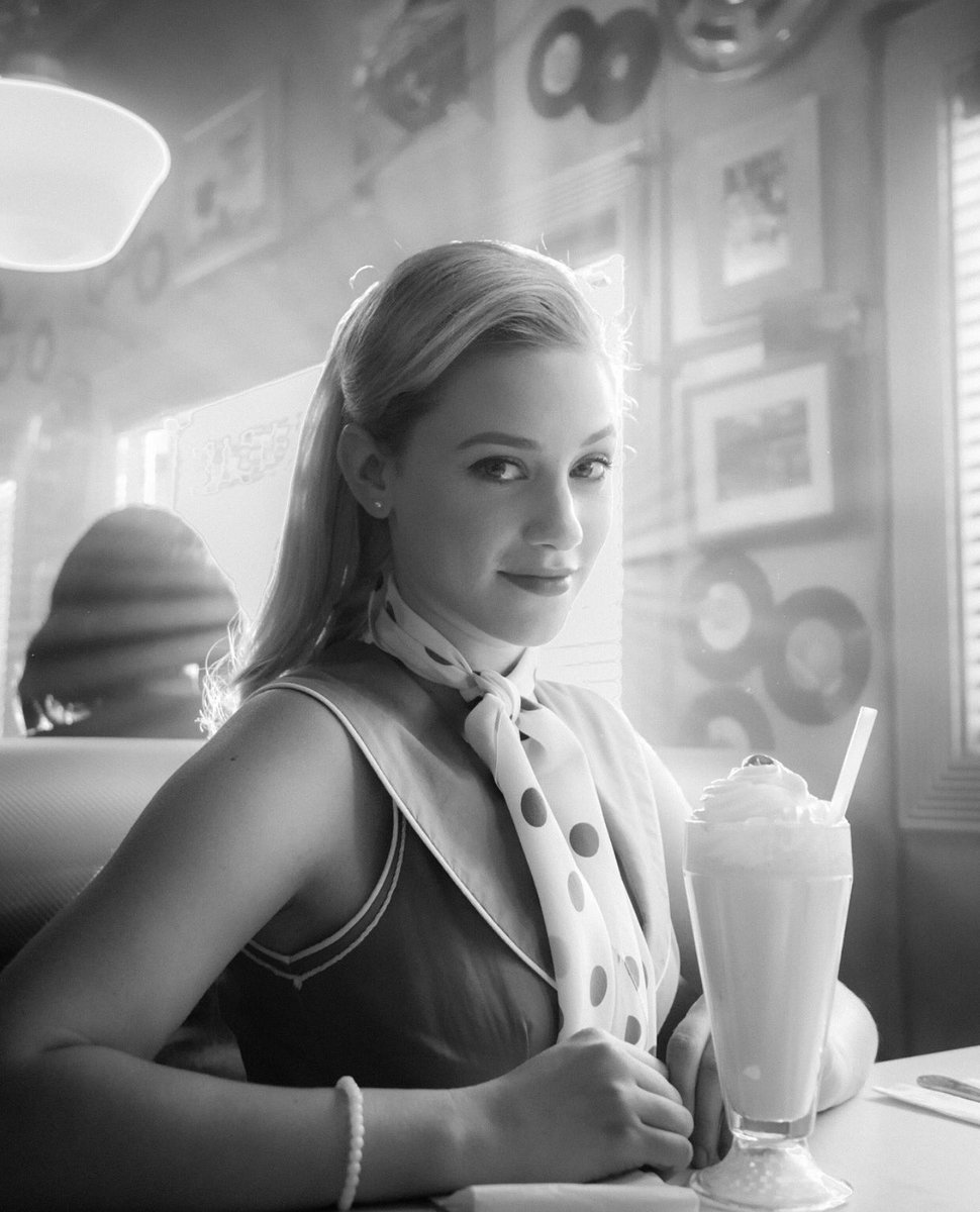 Image Retro Photo Lili Reinhart Betty Cooper  jpg 