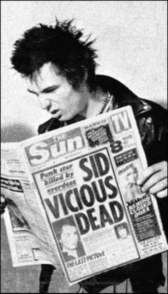 Сид Вишес (лидер Sex Pistols) читает в газете, что Сид Вишес умер