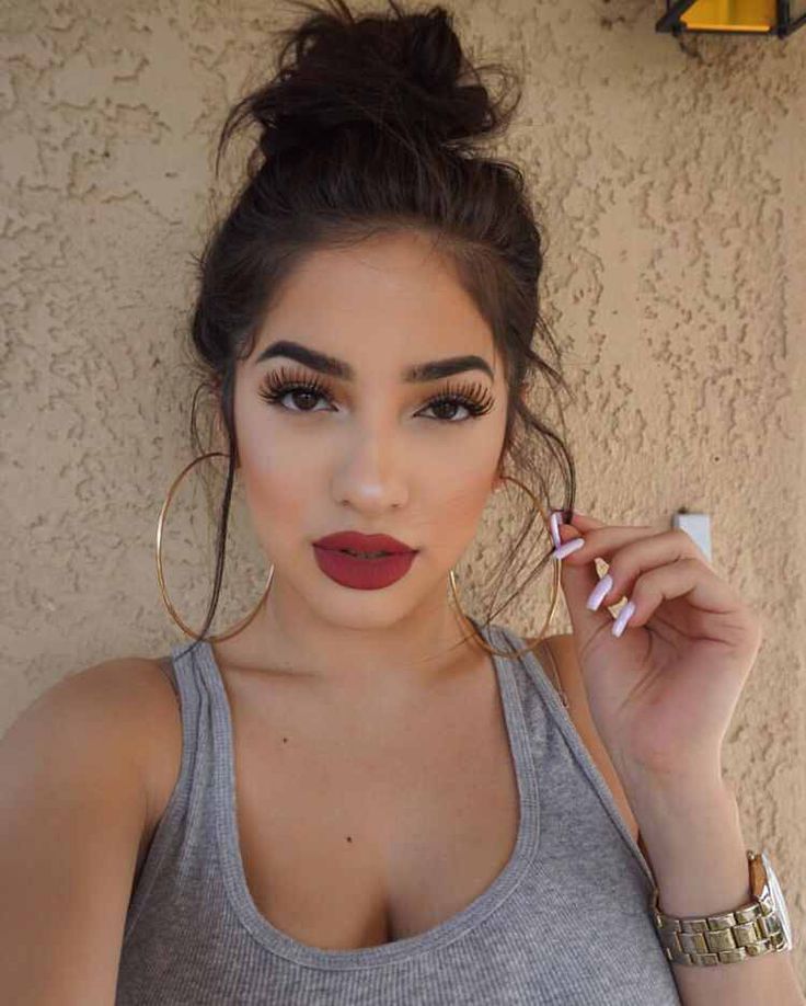 stunning baddie makeup and outfit
17