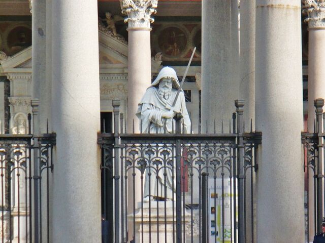 File:Giuseppe Obici's statue of St Paul in the Basilica's atrium.jpg