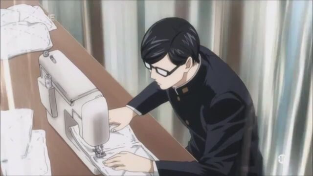 Fichier:Sakamoto cousant.jpg