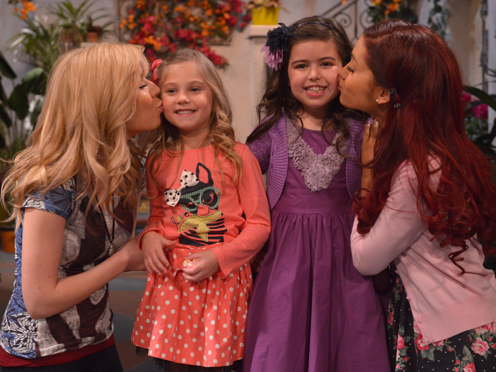 Image - Jennette and Ariana kissing Sophia and Rosie.jpg ...