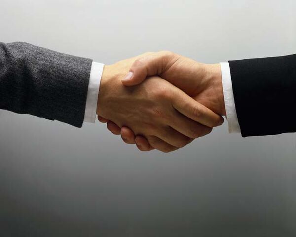File:Shaking-Hands3.jpg