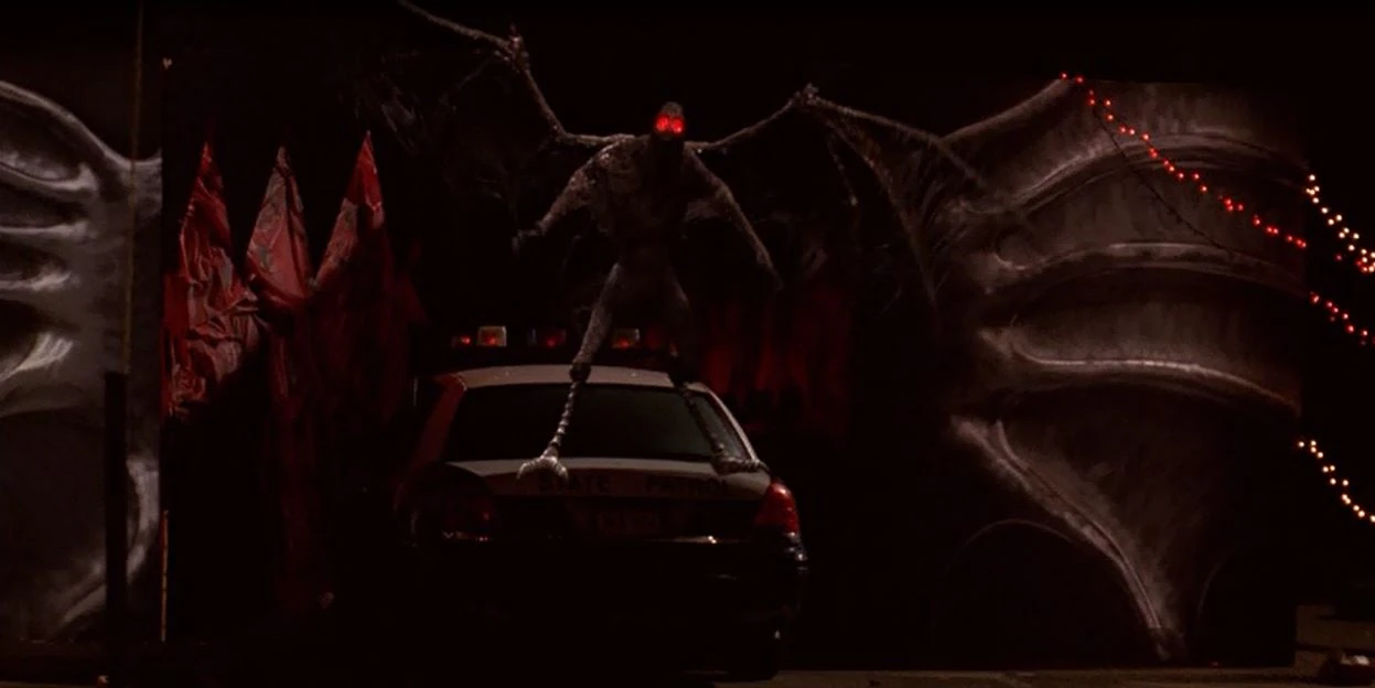 фильм человек мотылек 2010 года. человек-мотылек фильм 2002 монстр. человек мотылек кадры из фильма. человек-мотылек фильм 2010. человек мотылек 2010.