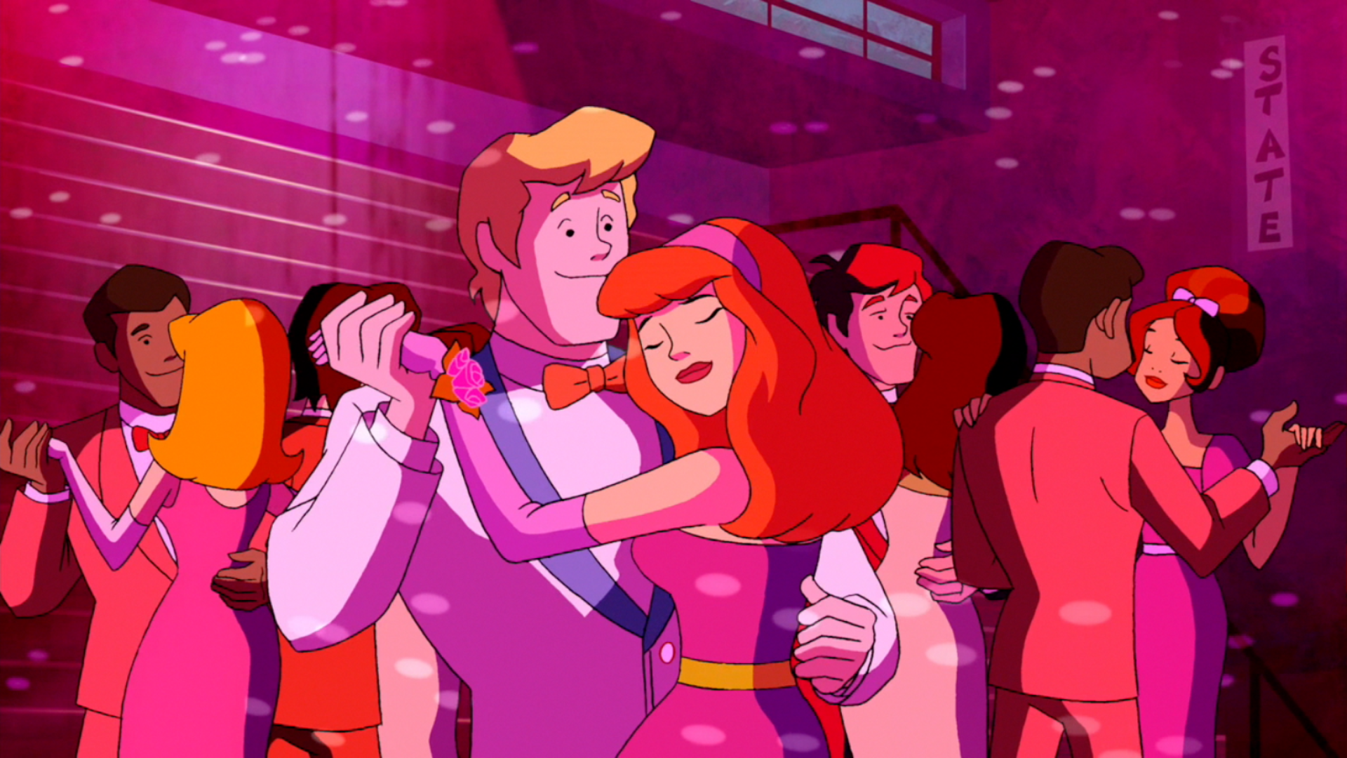 who is fred dating in scooby doo