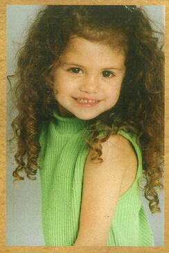 Little-selena-selena-gomez-32848708-600-895