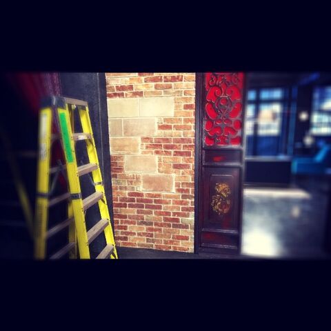 Arquivo:Cool set, brick walls.jpg
