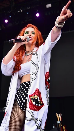 Karier Bella Thorne, Artis Disney Jadi Sutradara Film Porno ...