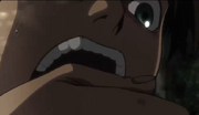 Eren intenta morder su mano