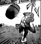 El titán simio lanza a Bertholdt