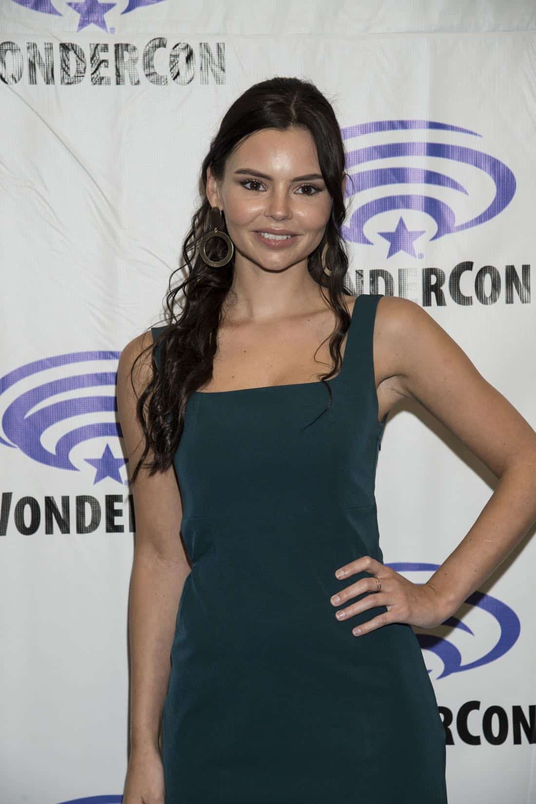 eline powell siren wiki image wondercon 2018 eline powell jpg siren wiki eline powell siren wiki image wondercon 2018 eline powell jpg siren wiki
