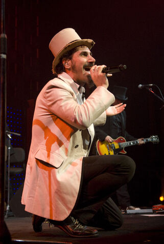 Archivo:SerjTankian.jpg