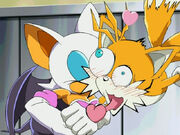 Rouge besando a Tails