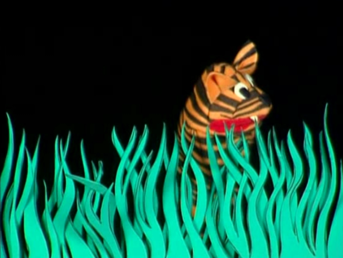 Sound Ideas, LAWN MOWER GAS START UP, RUN, SHUT OFF; CLOSE UP