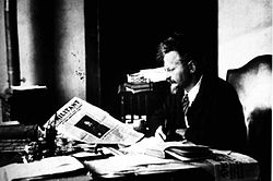 250px-Trotsky militant