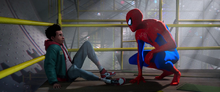 Miles se encuentra por primera vez con Spider-Man - Into the Spider-Verse