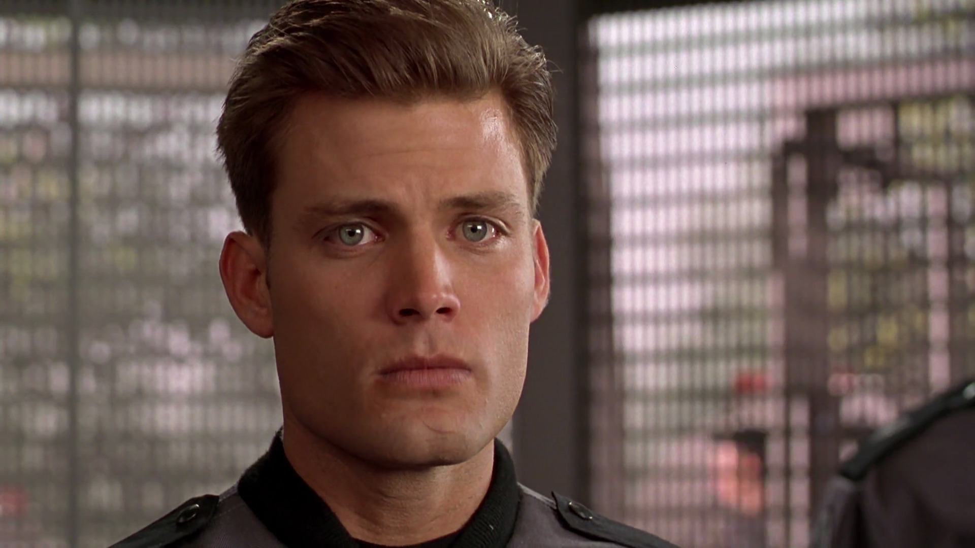 Image Johnny Rico looks worried at Djana'D.jpg Starship Troopers