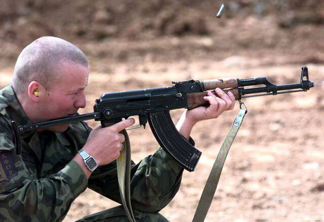 Ficheiro:Kalashnikov-akms 2.jpg