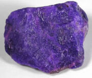 Pierre-sugilite brute