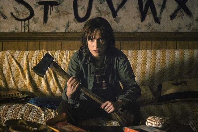 Archivo:Joyce stranger things hacha 2.jpg