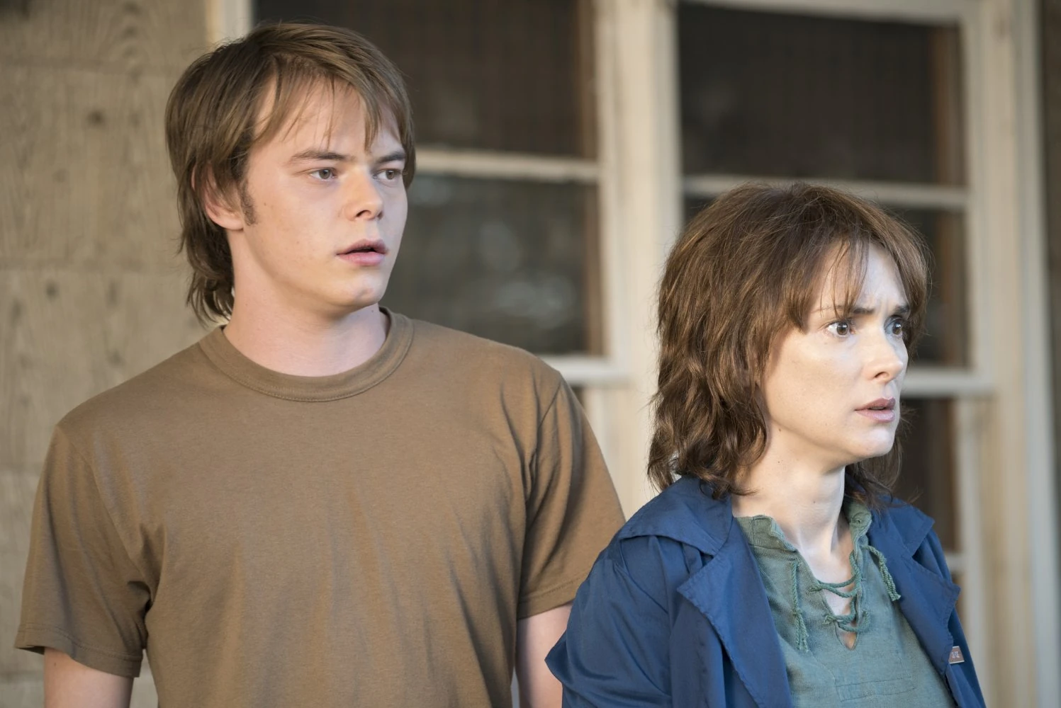 Imagen - Joyce y Jonathan Byers esperando a la policia ...