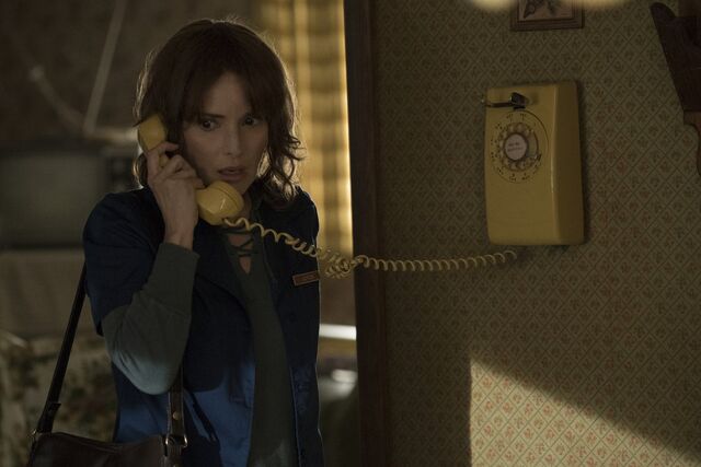 Archivo:Joyce Byers recibiendo una llamada (01x01).jpg