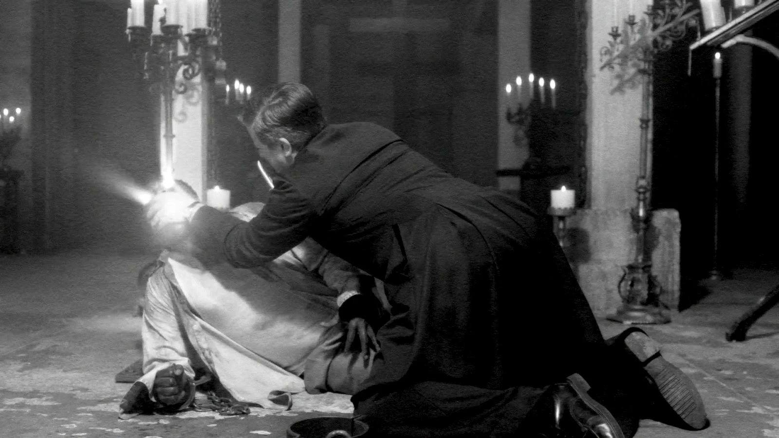 Шкатулка проклятия фильм ужасов 2012. Святая мод фильм 2021. Стала жертвой одержимости злого императора 27 глава. Проклятая шкатулка фильм. Изгнание дьявола сверхъестественное.