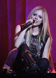 Avril Lavigne on piano, Italy (crop)