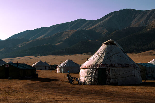 File:Yurt-City.jpg