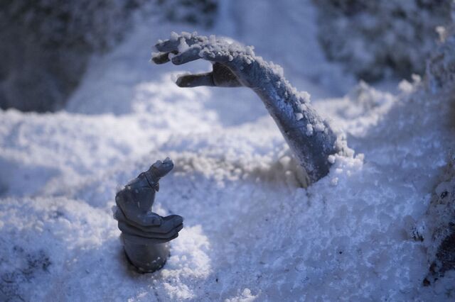 File:Weeping Angel Hands under the Snow.jpg