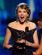 Taylor-Swift-accepts-Grammy-January-2010