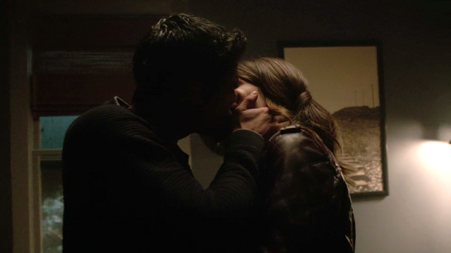 Archivo: Tyler-Posey-Shelley-Hennig-Scott-Malia-beso-Adolescente-Lobo-Temporada-6-Episodio-16-Triggers.png