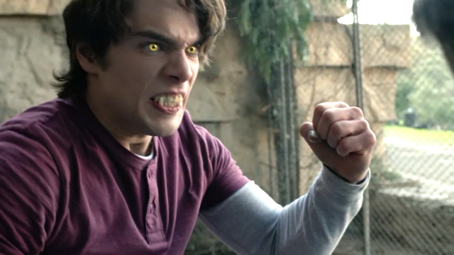 Archivo: Dylan-Sprayberry-Liam-fist-clinch-hombre lobo-ojos-colmillos-Teen-Wolf-Temporada-6-Episodio-16-Triggers.png