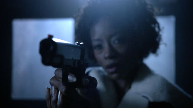 File:Sibongile-Mlambo-Tamora-gun-Teen-Wolf-Season-6-Episode-20-The-Wolves-of-War.jpg