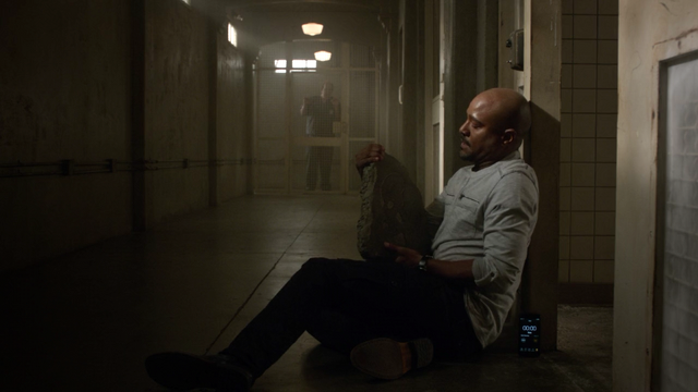 Archivo: Seth-Gilliam-Deaton-fuera de la célula-Teen-Wolf-Temporada-6-Episodio-15-Pressure-Test.png