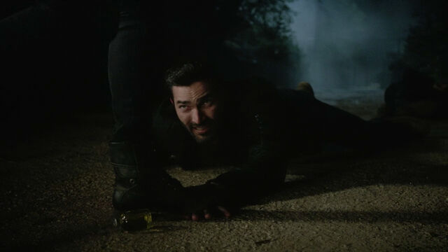 File:Tyler-Hoechlin-Derek-wounded-Teen-Wolf-Season-6-Episode-19-Broken-Glass.jpg