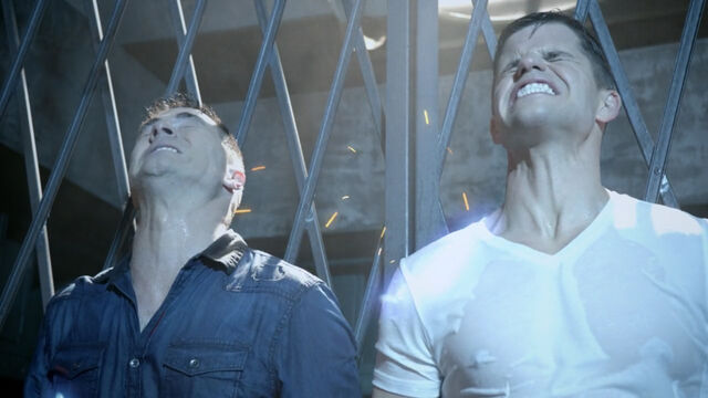 File:Colton-Haynes-Charlie-Carver-Jackson-Ethan-electrocution-Teen-Wolf-Season-6-Episode-17-Werewolves-of-London.jpg