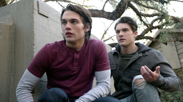 Archivo: Dylan-Sprayberry-Cody-Christian-Liam-Theo-crouching-Teen-Wolf-Temporada-6-Episodio-16-Triggers.png