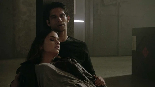 Image - Shelley-Hennig-Tyler-Posey-Malia-Scott-dying-Teen-Wolf-Season-6-Episode-16-Triggers.png