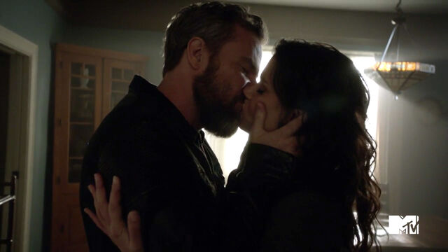 File:JR-Bourne-Melissa-Ponzio-Argent-kissing-Melissa-Teen-Wolf-Season-6-Episode-20-The-Wolves-of-War.jpg