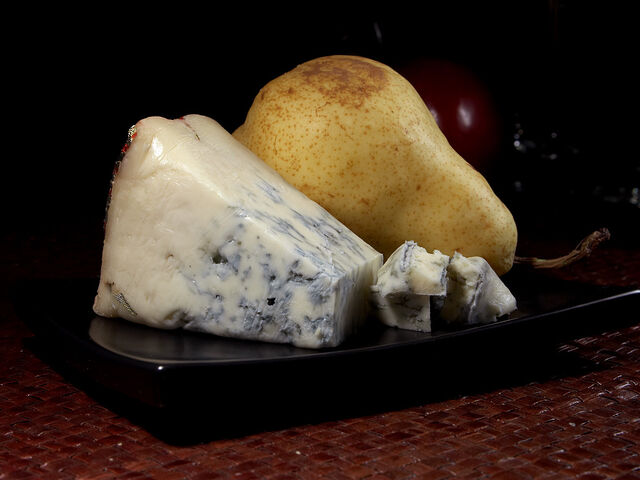 File:Gorgonzola and a pear.jpg