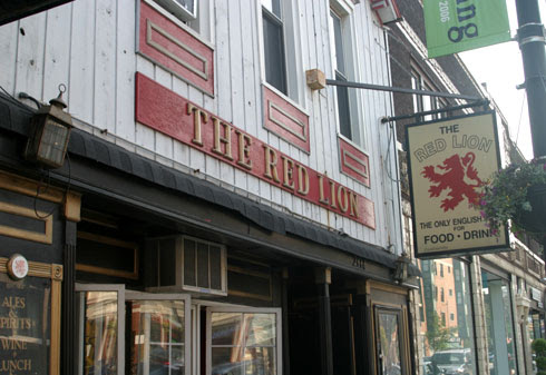 Street Entrance to Chicago's Red Lion Pub.