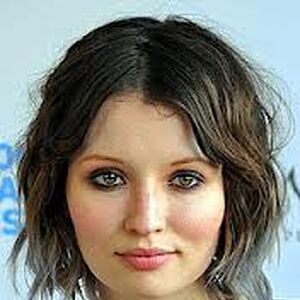 47 HQ Images Emily Browning Black Hair - Emily Browning Photos News Videos And Gallery Just Jared Jr