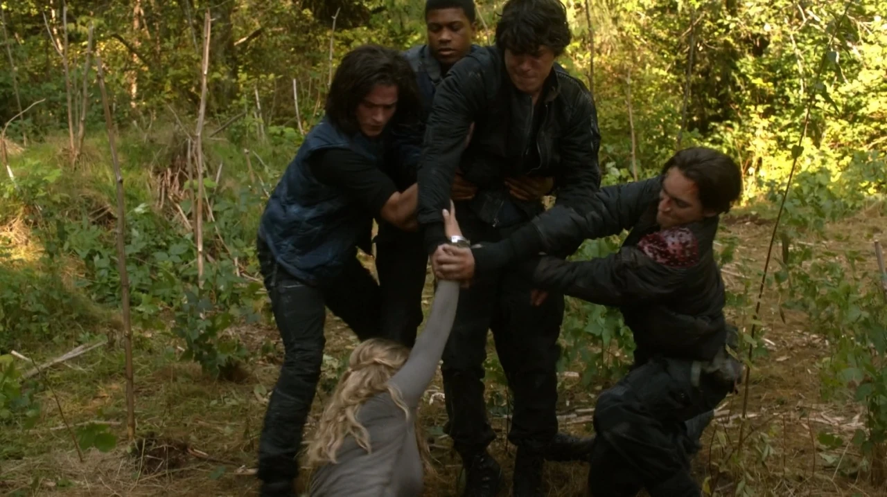 Image FinnWellsBellamyMurphySavesClarkeEarthSkills.jpg The 100 Wiki FANDOM powered