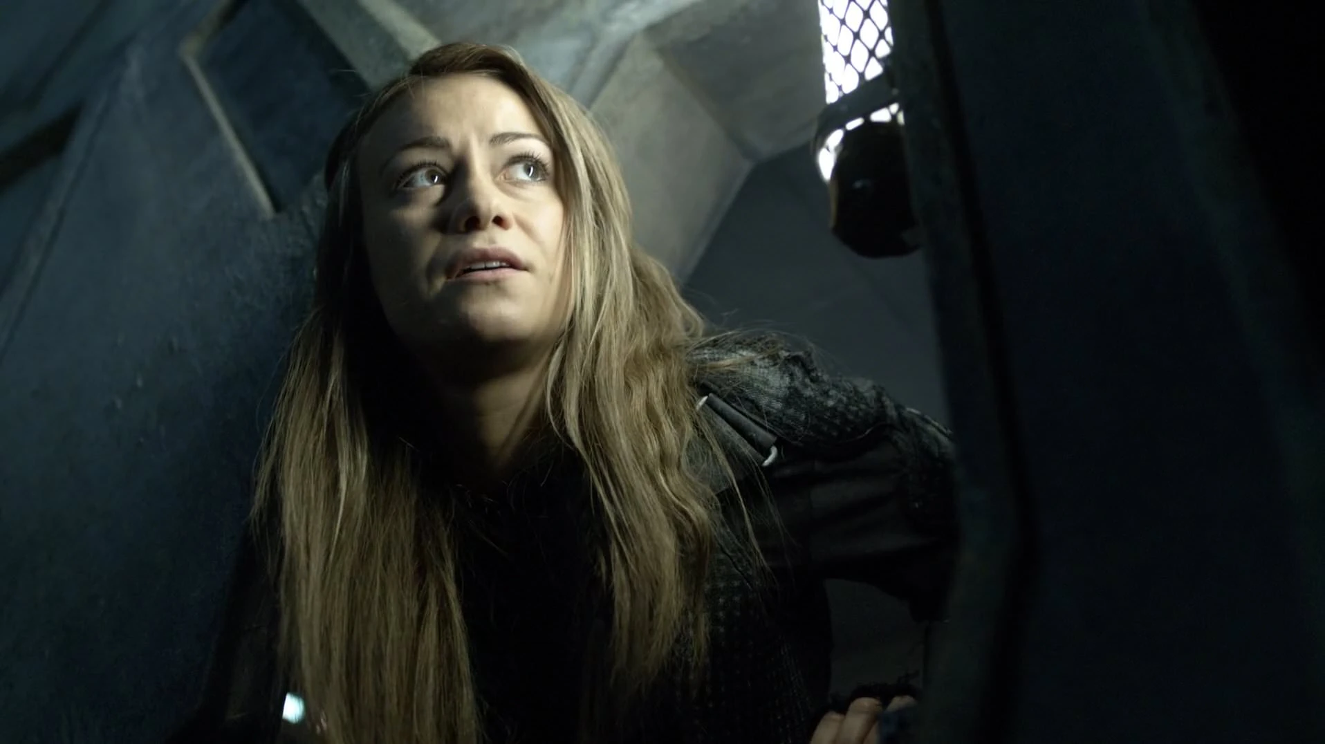 Image - The100 S3 Stealing Fire Harper.jpg | The 100 Wiki | FANDOM